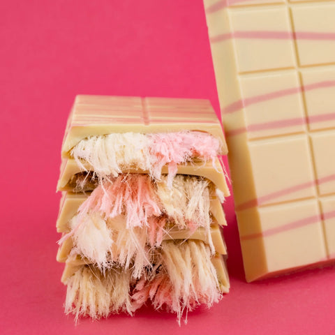 ANGEL’S HAIR WHITE CHOCOLATE WITH DRIED RASPBERRY POWDER TURKISH COTTON CANDY PISTACHIO CREAM 90G