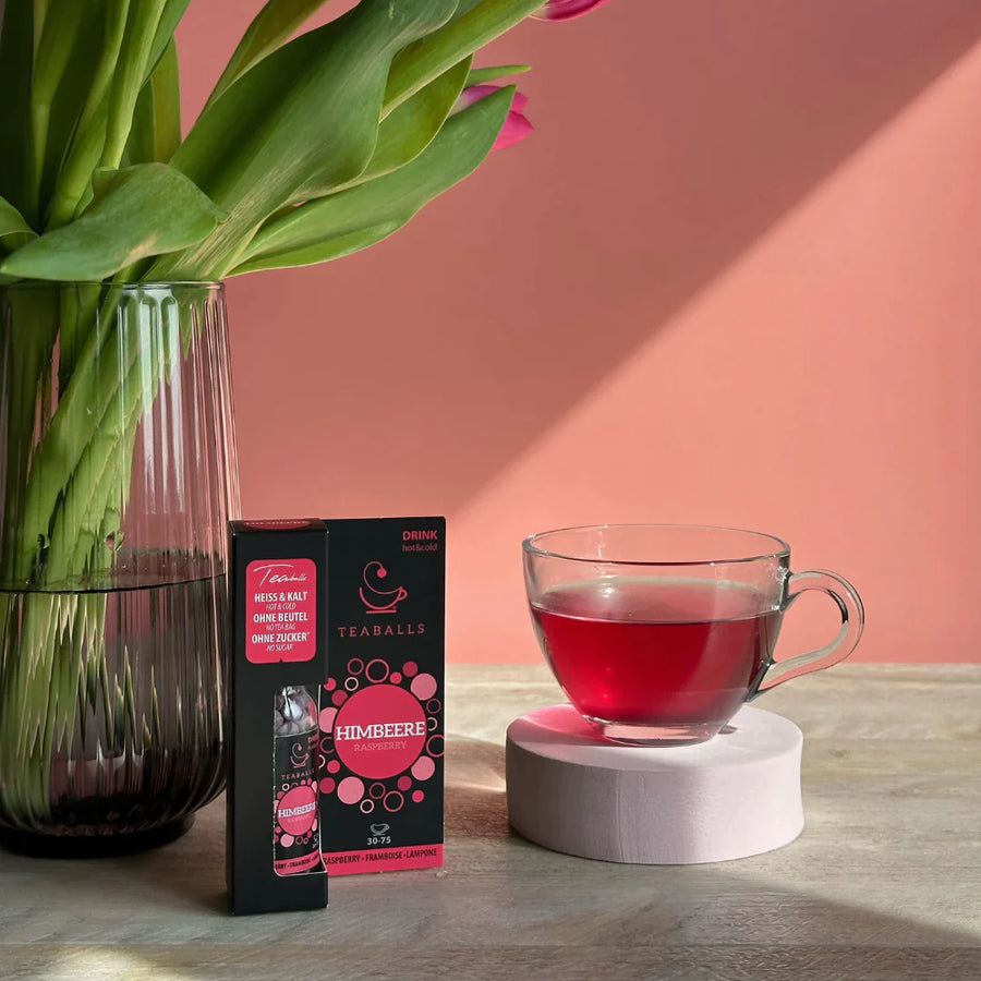 TEABALLS Himbeere Presslinge Nahaufnahme – rote Himbeer Tee-Bällchen ohne Teebeutel